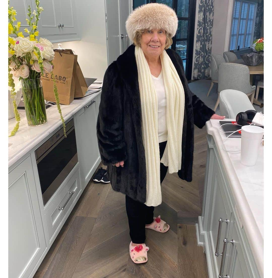 トッド・クリスリーのインスタグラム：「When your valentine shows up with her mink and bedroom shoes. #class」