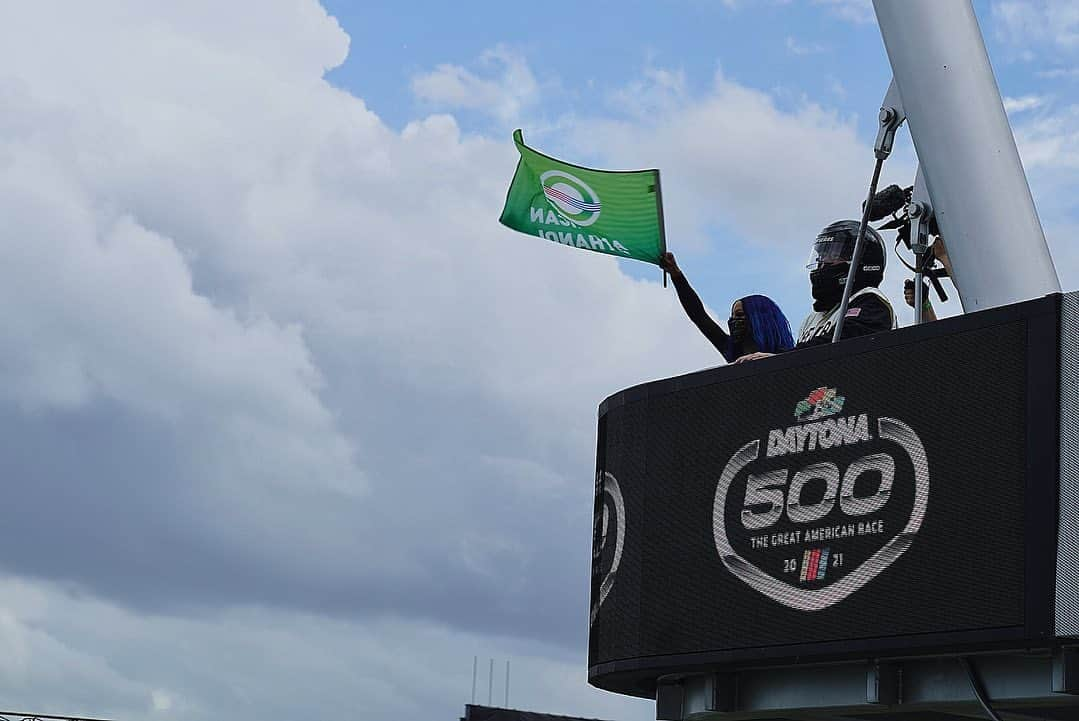 WWEさんのインスタグラム写真 - (WWEInstagram)「It was #BossTime at @nascar as @sashabankswwe was the honorary starter for the 63rd running of the #Daytona500!」2月15日 5時41分 - wwe