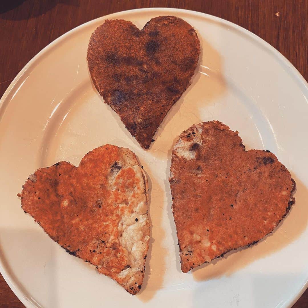 ダン・ブカティンスキーのインスタグラム：「Happy heart-shaped pancakes everyone」