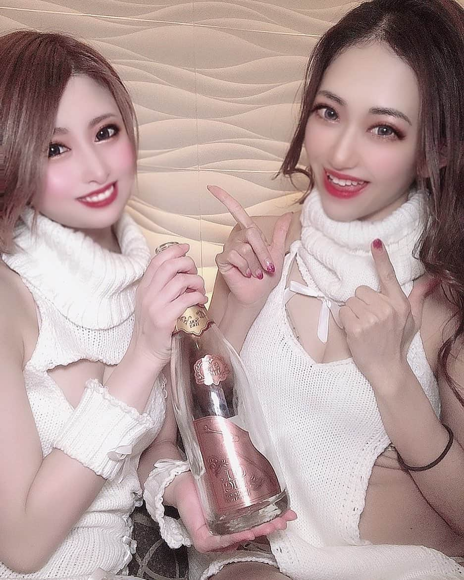 うららさんのインスタグラム写真 - (うららInstagram)「無観客LIVE配信からのミモザさんとのカラオケ配信見てくれてありがとうございました❤ 少しは楽しめましたか？？ 私は凄い楽しかったけど少しお疲れモード😅(笑) まだまだ、後6連勤の計9連勤、頑張るよっ❤ 皆さん応援まだまだ宜しくお願いします🥺💋  . . . #バーレスク大阪 #バーレス東京 #burlesque #北新地 #showpub #うらら #dancer #singer #キャバ嬢 #ホスト #モデル #cute #ポールダンス #アイドル #ギャル  #パリピ #gogodancer #脚フェチ #ビキニギャル #エロ可愛い #可愛い #小悪魔 #インスタ映え #ふぉろーみー #いいね #エンタメ #ショートヘア #インスタライブ #バレンタイン #コロナに負けるな」2月15日 5時56分 - urara_burlesque