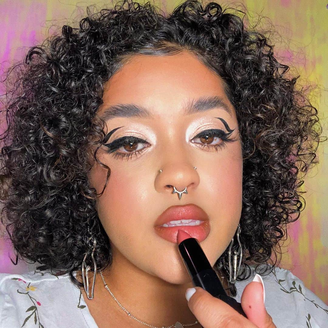 ipsyさんのインスタグラム写真 - (ipsyInstagram)「Here for this Valentine’s day glam on @kianamitchell_ —leave a ❤️ to show some love. #IPSYSendLove  Products Here: @nakedcosmetics Single Eyeshadow in Desert Sunset #2 @twistedsista_ut 30-Second Curl Spray @aracelibeauty Ojos Perfectos Liquid Eyeliner in Night/Noche @itembeauty Lash Snack in Midnight Mood @karmelacosmetics Silk Matte Lipstick in Bitten」2月15日 5時56分 - ipsy