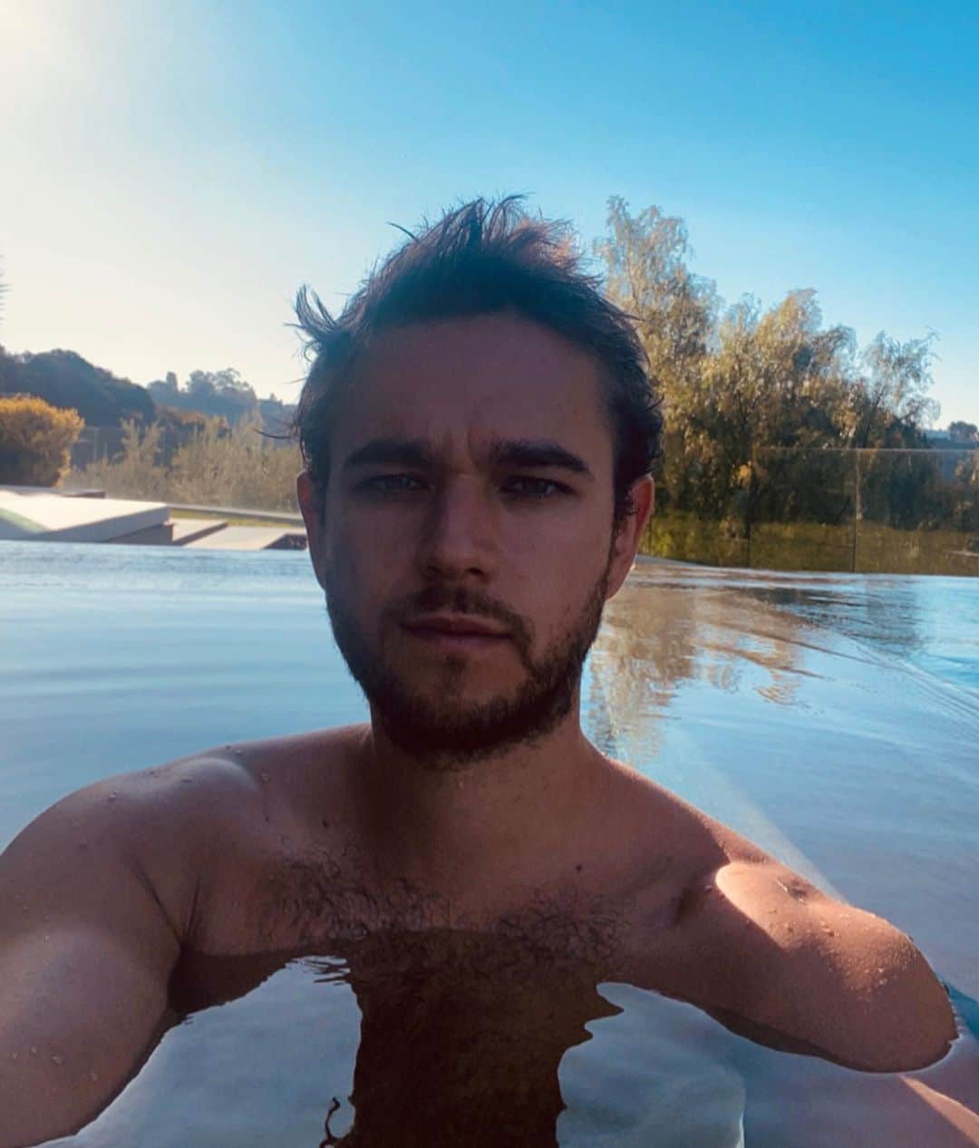 ゼッドのインスタグラム：「happy vday. ♥️ (photo dump incoming)」