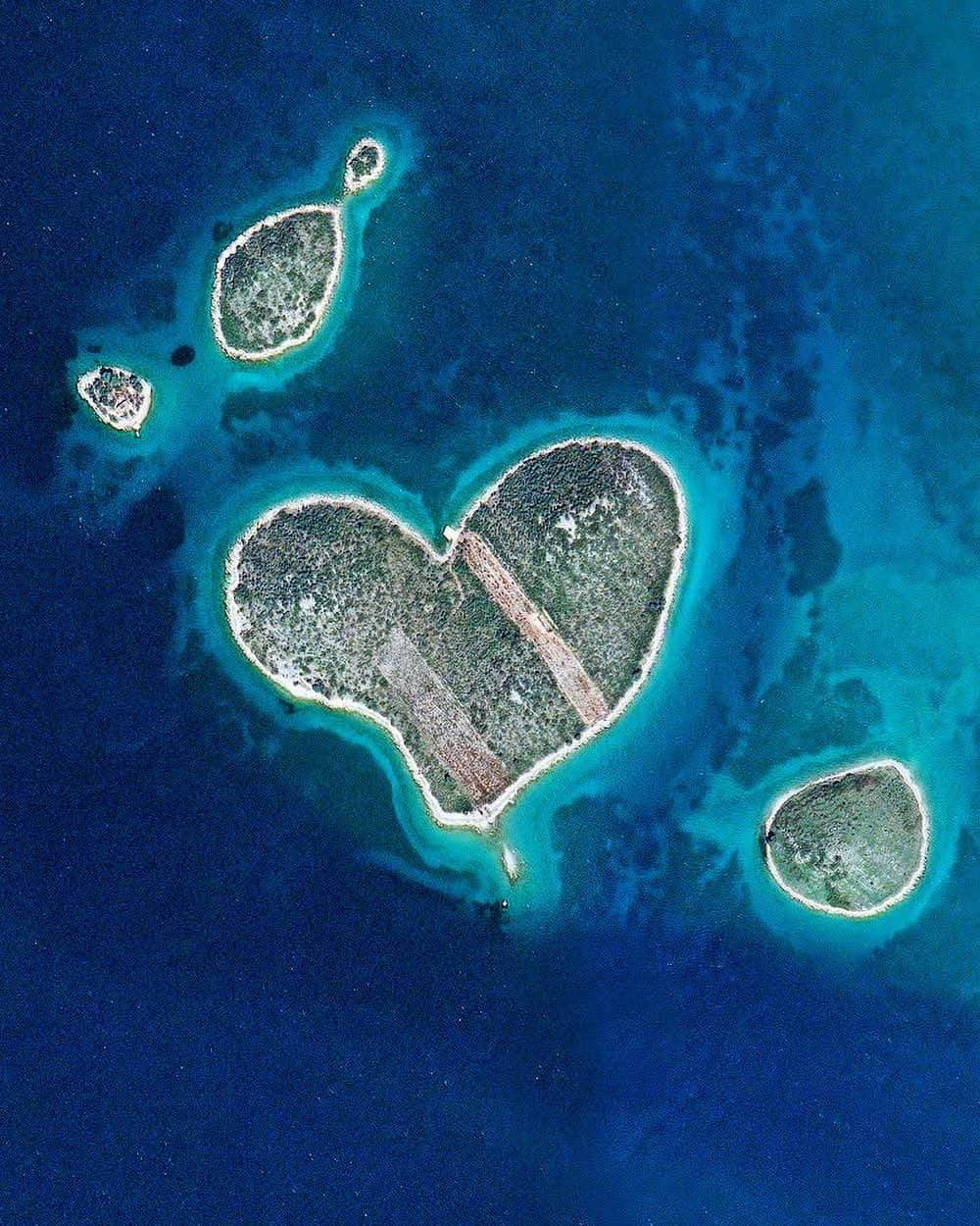 Daily Overviewのインスタグラム：「Happy Valentine’s Day! Check out this Overview of Galešnjak Island, Croatia, we created using the @airbus_space OneAtlas platform. Located in the Pašman Canal on the Adriatic Sea, this heart-shaped island is known around the world and is often called "Lover's Island.” There are currently no human habitants on the island, but it is a popular attraction for daily private tours and has facilities for engagements and small weddings. - You can use OneAtlas from @airbus_space to create custom high-resolution prints on our website! Link in bio to check out our Custom Print Creator.」