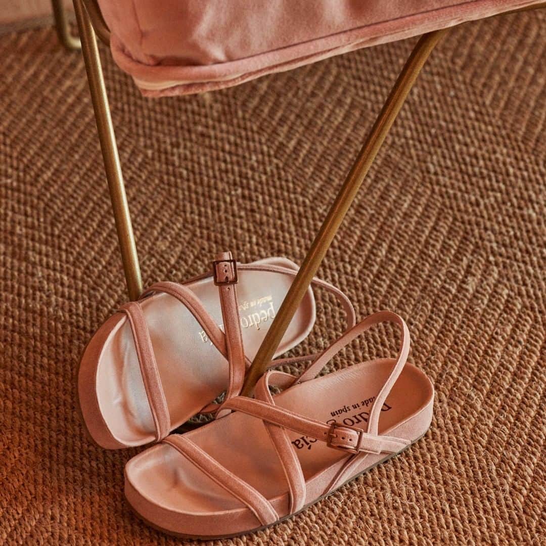ペドロガルシアのインスタグラム：「So comfy and chic, it's love at first sight.  Style: Adal/ scrappy contour sandal in angel castoro suede. #pedrogarciashoes #madeinspain」