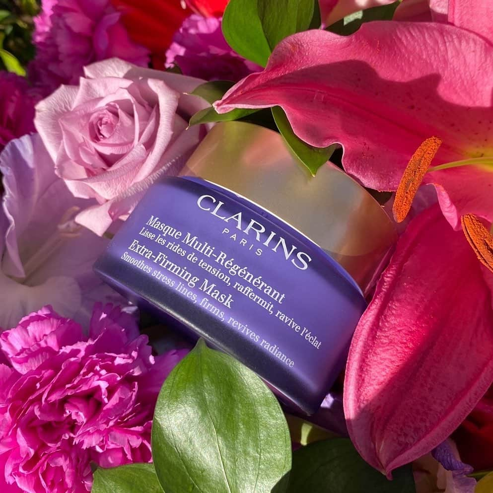 CLARINSさんのインスタグラム写真 - (CLARINSInstagram)「🌹💖Happy Valentine’s Day beauties! Enjoy some #selfcare today and relax ☺️  This mask shown is the most beautiful botanical blend that provides amazing anti-aging benefits + smells incredibly relaxing! Try alone or in a relaxing 🛁   #valentines #galentinesday」2月15日 6時01分 - clarinsusa