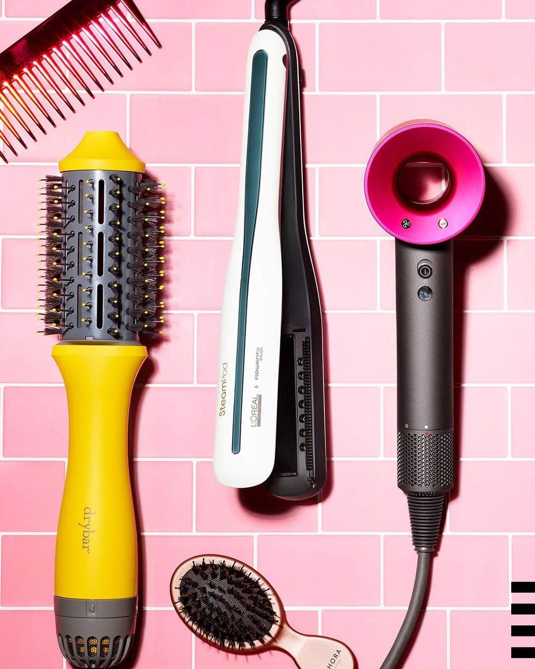 のインスタグラム：「Flowers and chocolate. For Valentine’s Day? Groundbreaking 💐🍫 Turn the heat up (literally) with your gift game and give your loved one these hair tools instead 😍  … @thedrybar Drybar The Single Shot Blow-Dryer Brush  @lorealpro L'Oreal Professionnel Steampod Flat Iron & Styler  @dysonhair dyson Supersonic Hair Dryer」