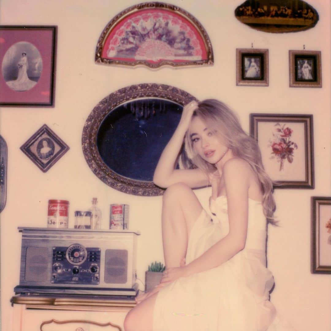サブリナ・カーペンターのインスタグラム：「1 yr of honeymoon fades  i love this song and i love you」