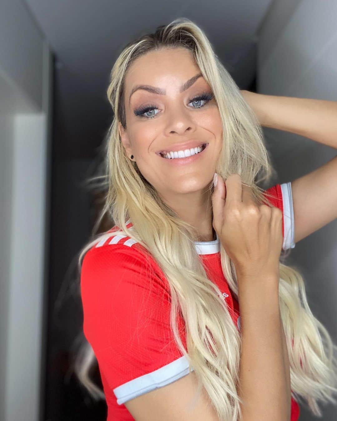 レナータ・ファンのインスタグラム：「Meu ❤️ foi testado! Mais do que seria possível! Vamo Inter! #colorado #inter #internacional #futebol #fútbol #torcedora #brasileiro #brasileirão #vamovamointer  Obrigada @atilaabreu51 por tudo hoje, por vc, não fui parar no hospital!」