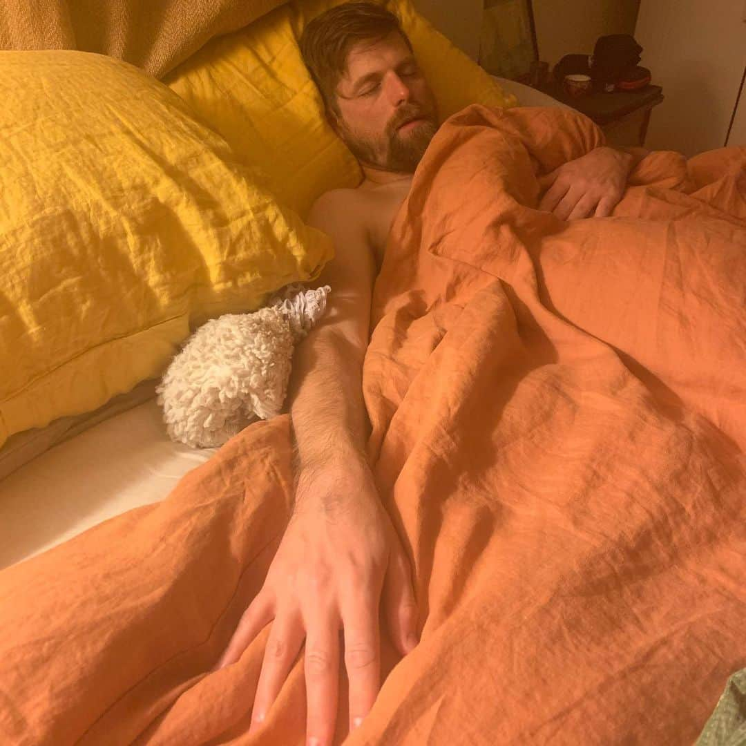 アシュレー・ジョンソンさんのインスタグラム写真 - (アシュレー・ジョンソンInstagram)「Happy Valentine’s Day, @brianwfoster. Here are some pictures of when I love you the most. When I have some peace and quiet from your loud and beautiful, whore mouth.  📸 by @milapajamas」2月15日 6時10分 - ashleythejohnson