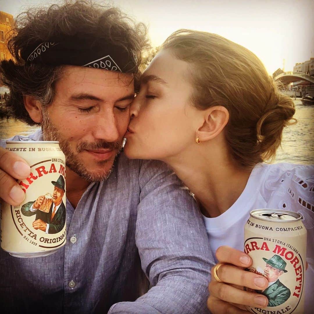アリゾナ・ミューズのインスタグラム：「💋 🍻」