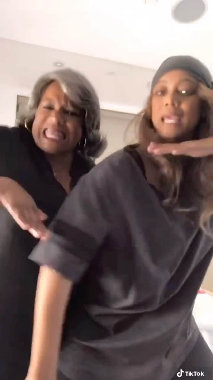 タイラ・バンクスのインスタグラム：「From day one, she taught me what real love is and that it starts with me loving myself, and acting cray cray from time to time. My day one, my valentine, my mama. ❤️⁠⁠ ⁠⁠ Wishing y’all a happy V-Day!!!⁠⁠ Xoxo⁠⁠  - Tyra⁠⁠」