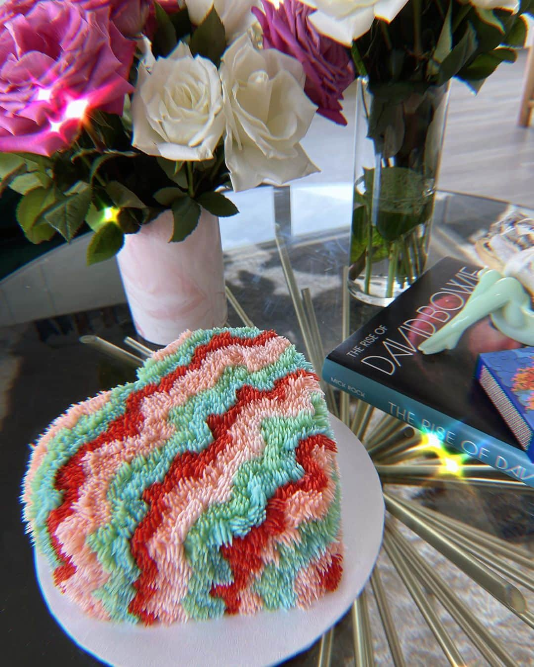 テス・ホリデーさんのインスタグラム写真 - (テス・ホリデーInstagram)「I finally got a cake from the insanely talented @alanajonesmann & my life will probably never be the same 🤩🥺 does anyone else love Valentines aesthetics more than any other holiday?? Just me?? I’m gonna go stare at my cake & never eat it bc it’s too perfect 😩😩 Tell me how you’re showing yourselves love today in the comments too! We don’t need a boo, we got our own hearts!! 💖」2月15日 6時12分 - tessholliday