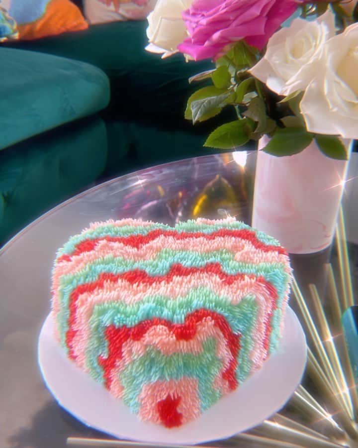 テス・ホリデーのインスタグラム：「I finally got a cake from the insanely talented @alanajonesmann & my life will probably never be the same 🤩🥺 does anyone else love Valentines aesthetics more than any other holiday?? Just me?? I’m gonna go stare at my cake & never eat it bc it’s too perfect 😩😩 Tell me how you’re showing yourselves love today in the comments too! We don’t need a boo, we got our own hearts!! 💖」