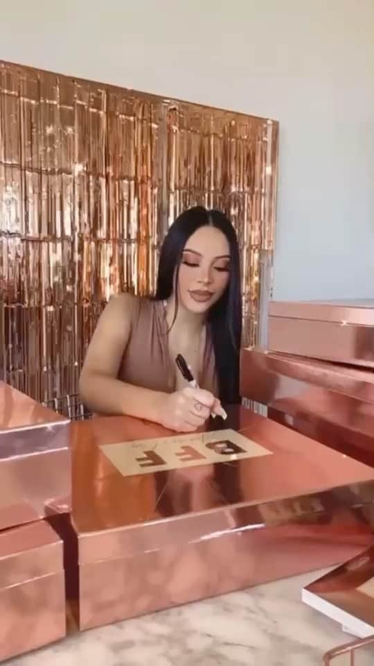 BH Cosmeticsのインスタグラム：「To spread the love this V-Day, we're giving away 7 signed BFF PR boxes! ❤️❤️ Check out our #TikTok @ BHCosmeticsOfficial to enter‼️ #BHxAlondraElsy #bhcosmetics」