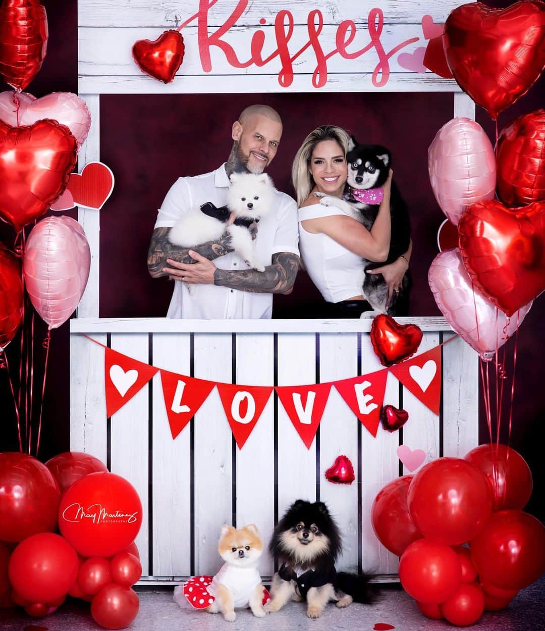 Michelle Lewinのインスタグラム：「Feliz día del amor y la amistad ❤️❤️❤️  El amor de mi vida: @jimmy_lewin Mis 4 hijos @gigilewin 🐾🐾🐾🐾 Mi fotografo de mi bebe que todavía no hay: @maymartinezphotography 🤷🏼‍♀️🤣」