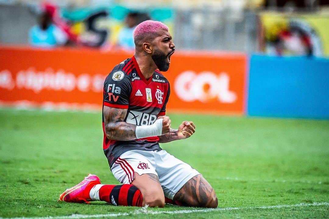 ガブリエウ・バルボーザ・アウメイダのインスタグラム：「Que dia.. Que orgulho usar essa camisa, que orgulho jogar no Maracanã, e dizer.. EU ACREDITO! 100 jogos, 100 emoções ❤️」