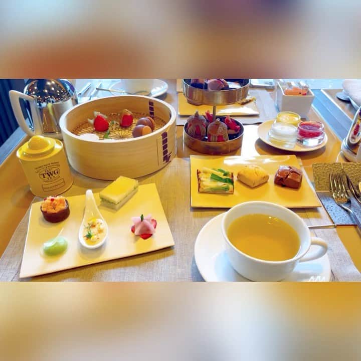 のインスタグラム：「京都二条にある『HOTEL THE MITSUI KYOTO』にてアフタヌーンティータイム🫖✨💕  今回は期間限定の『チョコレート×ストロベリーアフタヌーンティーSET』を頂きました🍓  先ずは柳櫻園の玉露の旨味を味わいます🍵  開花堂の菓子缶や金網つじetc...京都の伝統工芸作品をふんだんに使用した素敵なおもてなしにきゅん💖  春の訪れを感じられる日本庭園を眺めながらまったりとした優雅なひとときを過ごす事が出来ました💋  #japan #日本 #kyoto  #京都 #二条 #hotelthemitsuikyoto #ホテルザミツイキョウト  #afternoontea  #アフタヌーンティー  #紅茶 #茶葉 #flavoredtea  #フレーバーティー #女子会 #女子会アフタヌーンティー  #アフタヌーンティー女子会 #柳櫻園 #玉露  #開花堂 #真鍮 #菓子缶 #金網つじ  #伝統工芸 #伝統工芸品  #春の訪れ #春 #spring」