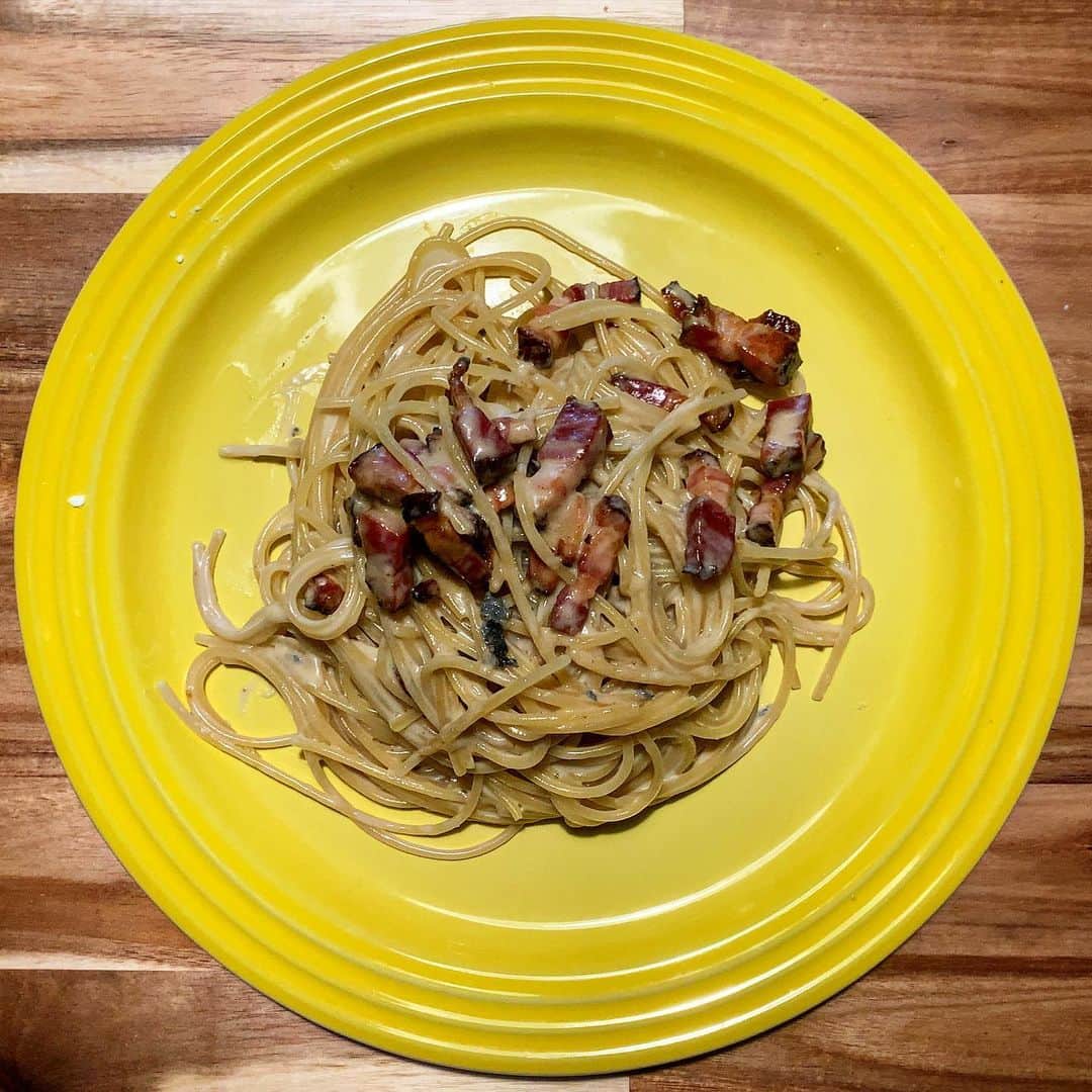 池内万作のインスタグラム：「お昼にスモークがきいたベーコンとゴルゴンゾーラのスパゲティ。 あーうま。ボニッシモじゃ〜。 いつもありがとう〜！ しかし雨が凄いねぇ。 こんな日はなぜか出かけたくなるのが不思議。 皆さまも素敵な雨の月曜日を（あんのか、そんなもん⁇）お過ごしください♪」