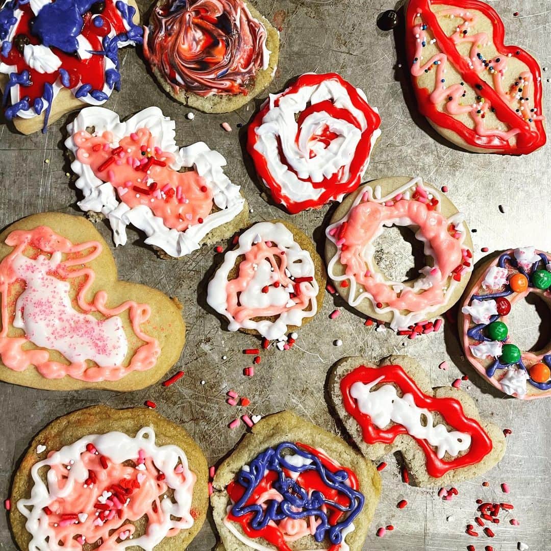 コビー・スマルダーズのインスタグラム：「Happy Valentines Loverz!  Sending sprinkle covered love to all.❤️💜💕」