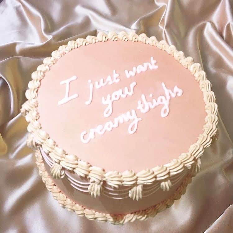 Paul Octaviousさんのインスタグラム写真 - (Paul OctaviousInstagram)「Ending the night eating my feelings. 🍰  Cakes by @hebe_konditori 👏🏾🍰 #cake #cake #cake #prince #rhianna」2月15日 11時53分 - pauloctavious