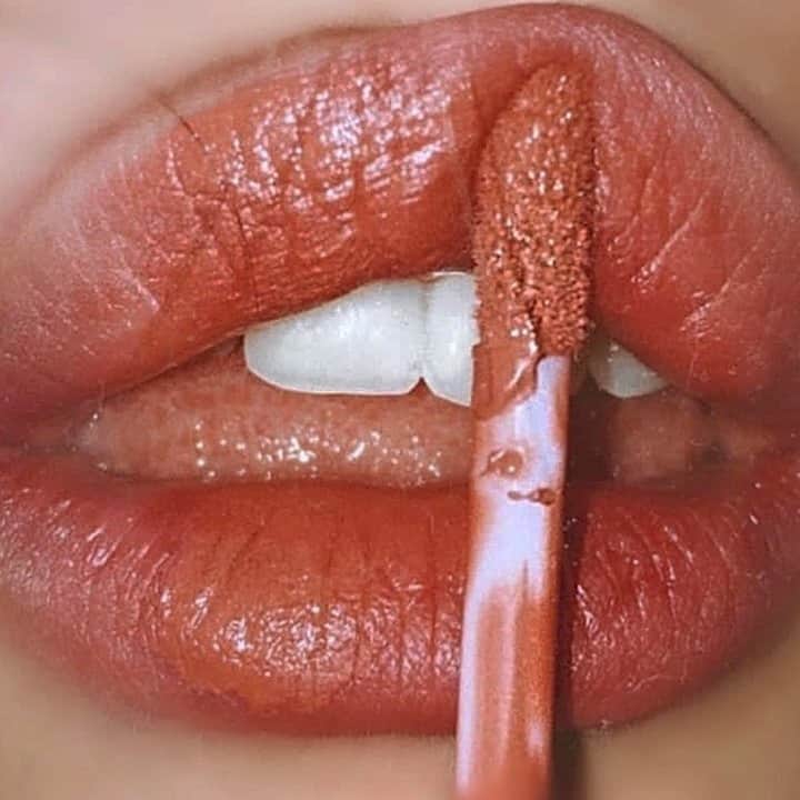 メイクアップアートコスメティックスさんのインスタグラム写真 - (メイクアップアートコスメティックスInstagram)「Oh-so-smoochable lips 💋. Smooth and condition lips with the high-shine, jojoba oil-infused formula of Lipglass in Spite. #MACValentinesDay #Regram @makeupozer」2月15日 6時30分 - maccosmetics