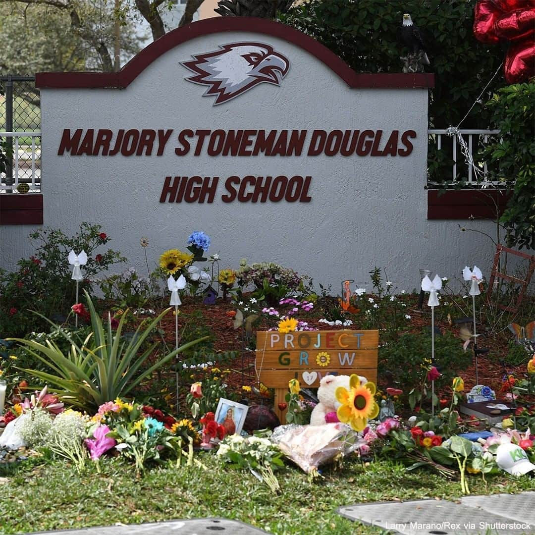 ABC Newsさんのインスタグラム写真 - (ABC NewsInstagram)「Parents and students visit a makeshift memorial set up outside of Marjory Stoneman Douglas High School, three years since the mass shooting that killed 17 people. #marjorystonemandouglas #parkland #memorial #usa」2月15日 6時41分 - abcnews