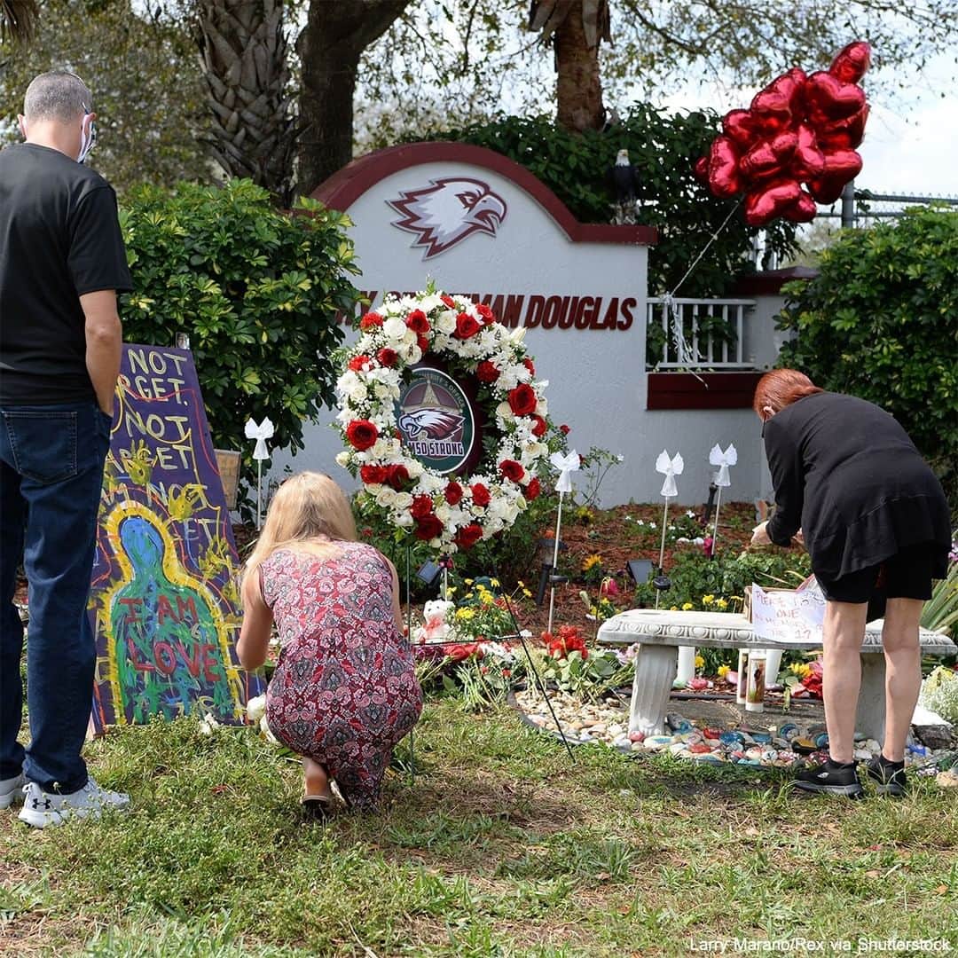 ABC Newsさんのインスタグラム写真 - (ABC NewsInstagram)「Parents and students visit a makeshift memorial set up outside of Marjory Stoneman Douglas High School, three years since the mass shooting that killed 17 people. #marjorystonemandouglas #parkland #memorial #usa」2月15日 6時41分 - abcnews