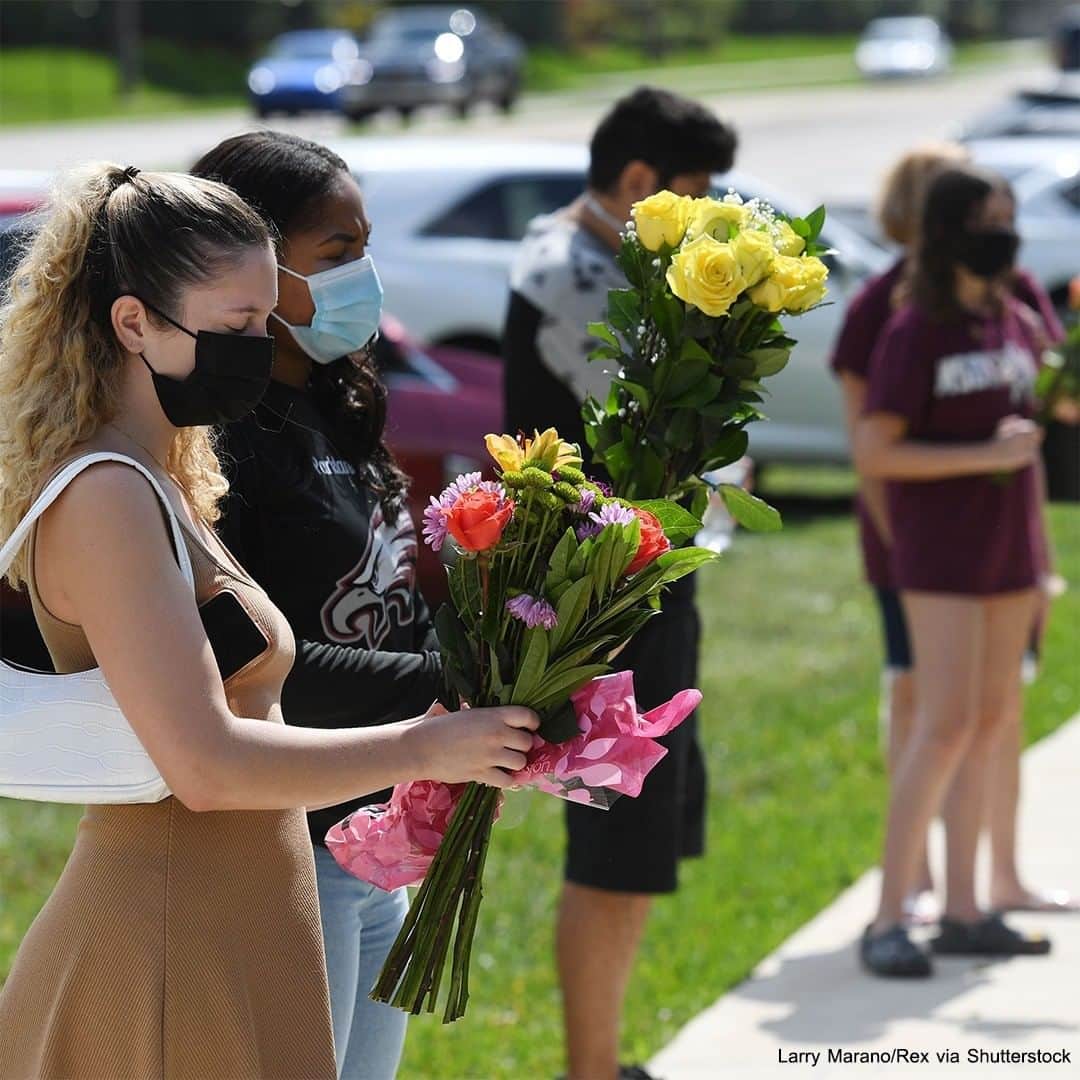 ABC Newsさんのインスタグラム写真 - (ABC NewsInstagram)「Parents and students visit a makeshift memorial set up outside of Marjory Stoneman Douglas High School, three years since the mass shooting that killed 17 people. #marjorystonemandouglas #parkland #memorial #usa」2月15日 6時41分 - abcnews