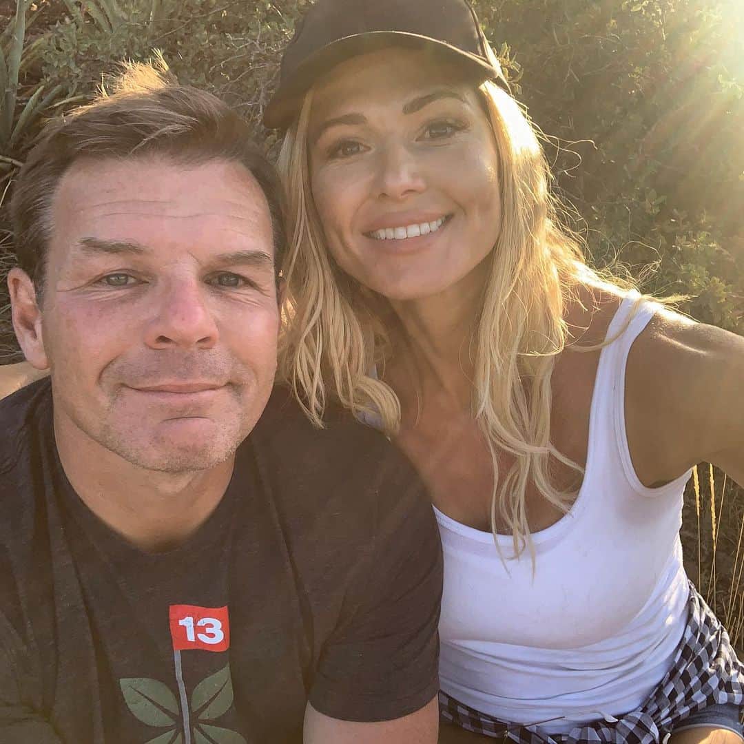 のインスタグラム：「. Today I celebrate you my lovey!❤️  . Valentines Day can be really depressing for loads of ppl for so many reasons & on many occasions I’ve sneered at every happy couple post on this day. . If that’s you, I’m the birdie popping by to remind you to keep that beautiful heart of yours open no matter how much it’s been hurt, neglected, stomped on...or worst of all...abandoned by yourself.  . I love you @justintuppernyc 😍🥰」