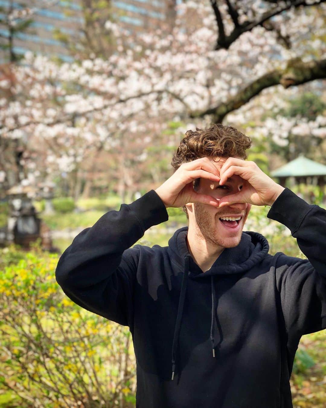 ジェイソン・ブラウンのインスタグラム：「Looking for love... 💕 • Happy Valentine’s Day Everyone! ハッピー　バレンタイン ❤️」