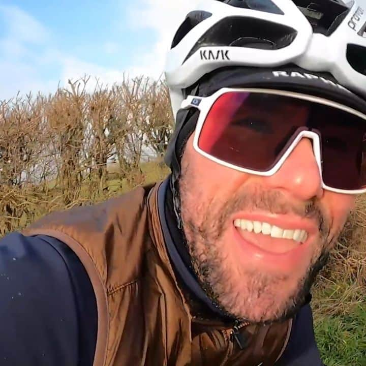 ベン・フォスターのインスタグラム：「New Video On YouTube Now 🎥  ✔VAR Chat ✔Injury Update ✔New Toy ✔BIG GIVEAWAY   Oh and giving my boy @cameronjeffers some grief 🤣😘  Link In Bio 🔗  @thecyclinggk @thecyclinggk_tom  #thecyclinggk #benfoster #mucoff #injuryupdate」