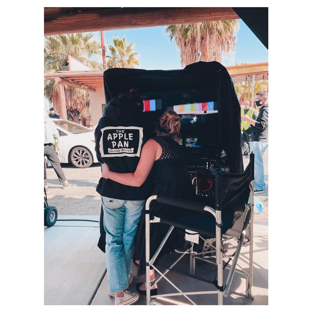 のインスタグラム：「To work with an actor as talented and brave as @florencepugh is any director’s dream. I will forever be grateful for you, Flo. It was an honor to be your captain. Can’t wait for the world to see the astonishing work you’ve put into this movie. Tom Cruise run + Meryl skills =  THE FLO. Special thanks to no one for telling me a i had tape stuck to my butt in this moment. I LOVE YOU, DON’T WORRY DARLING ♥️♥️♥️」