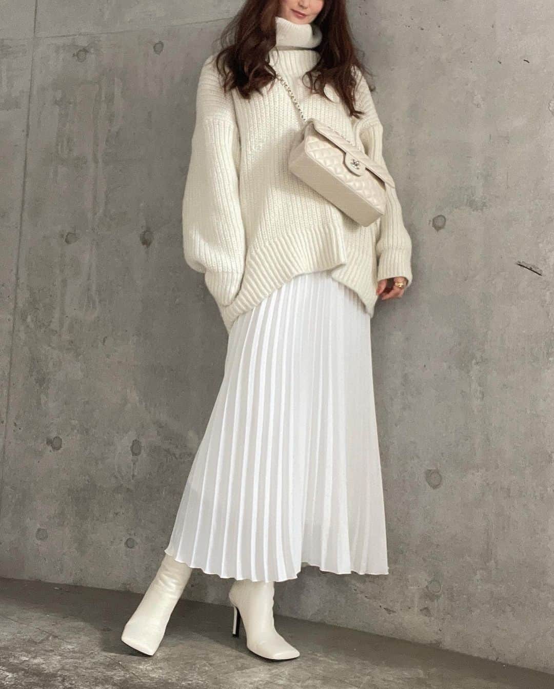 MAMIさんのインスタグラム写真 - (MAMIInstagram)「white ☁️ 久々の雨☂️☔️☂️☔️  乾燥と花粉には 良き良き💜  #emilyinparis の リリーコリンズがかわいすぎて 眉毛を濃くしたくて仕方ない、、  SATC、ゴシップガール好きには たまらないやつ〜 久々に#sexandthecity  何十回目の復習したくなった🗽  #エミリーインパリス  #リリーコリンズ #ポジティブ思考 #まゆげ  #emilyinparis  #instadrama #Netflix ##instafashion#ootd#アラフォーコーデ#instashoes#tokyo#dress#高身長女子#followme#outfit」2月15日 6時52分 - mami_rcj