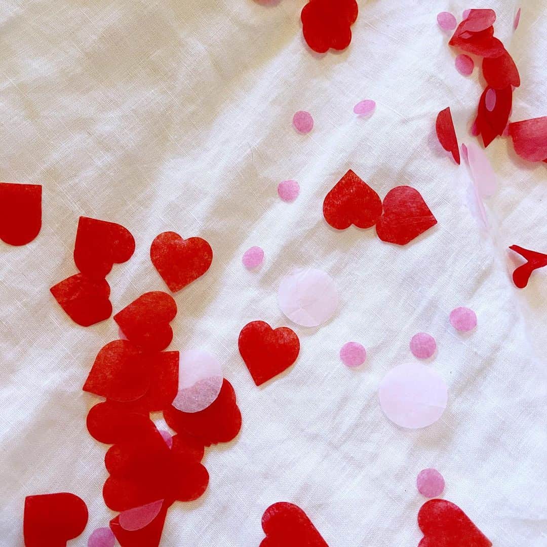 ペオニー・リムさんのインスタグラム写真 - (ペオニー・リムInstagram)「Hope you all had a magical #valentinesday in bed. ❤️💕❤️ #mummalim」2月15日 6時55分 - peonylim