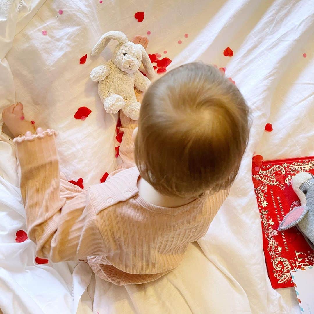 ペオニー・リムのインスタグラム：「Hope you all had a magical #valentinesday in bed. ❤️💕❤️ #mummalim」