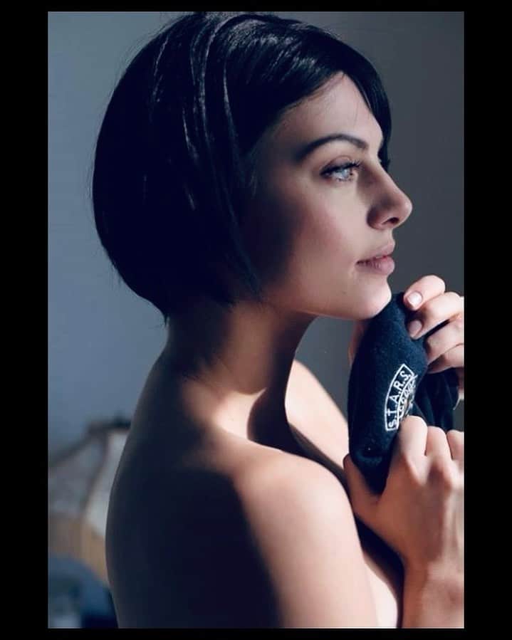 ジュリア・ボスのインスタグラム：「Happy Jill Valentine’s Day! And don’t forget;  an arrow through the heart doesn’t work for the undead 💘 . . . #happyjillvalentinesday #jillvalentinesday #jillvalentine #jillception #residentevil #valentinesday @re_games @capcomusa」