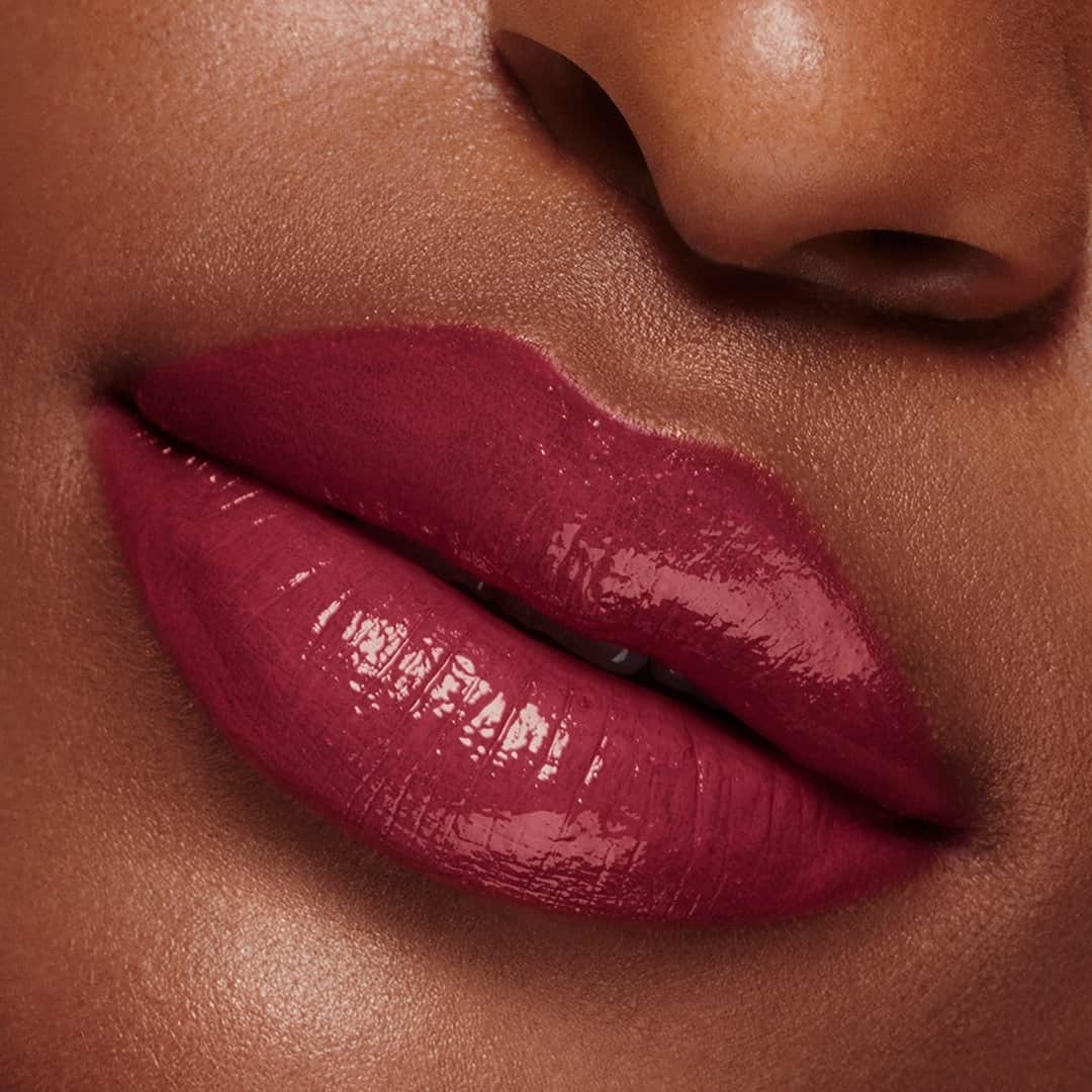 エスティローダーのインスタグラム：「💋 This #ValentinesDay, pucker up with Estee Lauder’s NEW #PureColor Illuminating Shine #Lipstick in Persuasive 333! Whether you’re blowing a kiss to someone virtually or kissing IRL, your lips will #CaptivateTheWorld!」