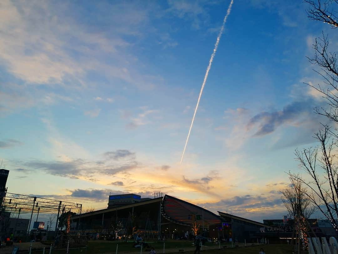 のインスタグラム：「おはようございます🌞 今朝はがっつり雨なので、 写真はお天気良くて気持ちよかった、 昨日の空。 2月も折り返しだってー。早いな。 それぞれのペースでがんばりましょ😊  #FM滋賀 #eradio #style #ラジオ #radio #ラジオdj #生放送 #空 #これは夕焼け #ひこうき雲 #2月 #眠気に負けるな」