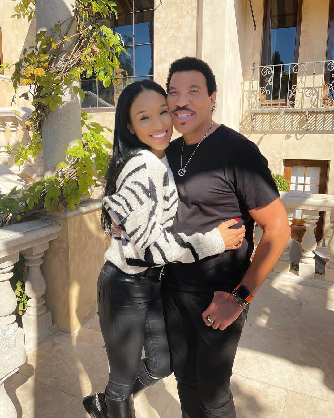 ライオネル・リッチーのインスタグラム：「Love is in the air 💞 and #AmericanIdol is back on our screens TONIGHT 🌟  on @abcnetwork at 8/7c! Happy Valentine’s Day from @lisaparigi_ and I ❤️❤️」