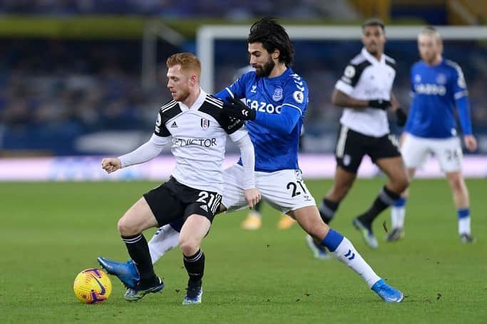 アンドレ・ゴメスのインスタグラム：「🔵 Disappointing night. We must learn, work harder and focus on the next game.   @everton #COYB」