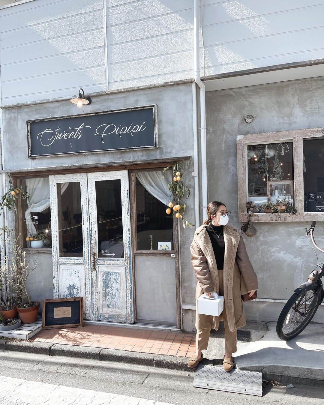 Rimiのインスタグラム：「今週の週末は、大事なケーキを取りに行くと言う行事の日🎂 初めてのオーダーで、場所までドキドキしながら向かって無事に受け取れました🤍 寄りたいところにちょこちょこ寄って、お互い大好きな海を見ながら帰ったよ🌴 今年の目標をお互いで話してこの先にワクワクしながら帰宅✌🏾 さ、また1週間がスタート❤️ #weekend#sunday#funday#dayoff#happy#cake#valentine#valentineday#chocolate#fashion#beach#date#lunch#vision#goal#possibility#週末#デート#ドライブ#ビーチ#休日#ケーキ#バレンタイン#チョコレート#ファッション#幸せな時間」