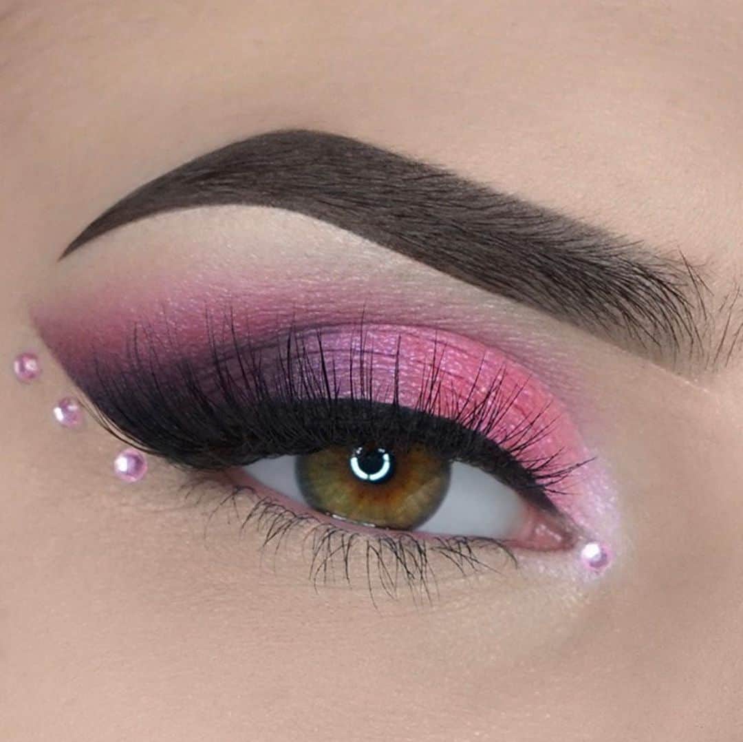 Motives Cosmeticsのインスタグラム：「For the bold 🖤 Would you rock this look?  @sylvesterdani created this stunning look using the Motives for @lala STATIC palette which is filled with 10 beautiful matte and shimmer shades that are anything but basic 💋Tap the image to shop.」