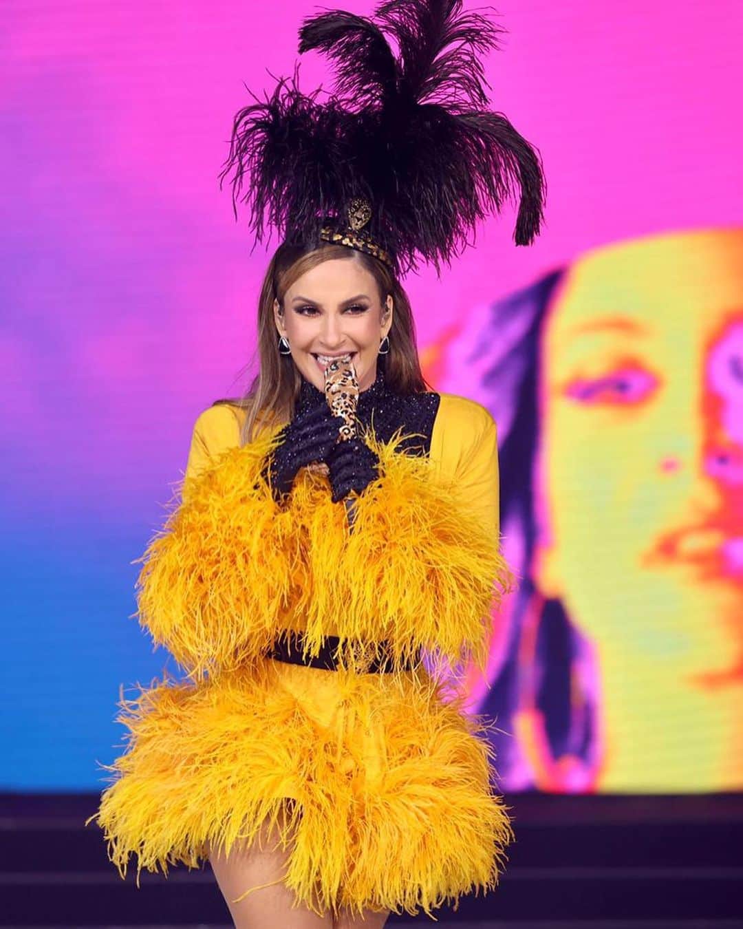 Claudia Leitteのインスタグラム：「Só tenho a agradecer... ♥️ Quanta emoção! OBRIGADA!!! 😭😭😭#IveteClaudiaEVoce   Obrigada @multishow pela parceria massa, e aos nossos parceiros que apresentaram o projeto @riachuelo e @hipermercadobig; aos patrocinadores que fizeram esse carnaval com a gente @audibr @engov_oficial @wellabr @devassa e @oficialpiracanjuba; e aos nossos apoiadores que também tornaram tudo isso possível @kolosh  @foxluxbrasil @pitu @lemelaboratorio @itsbrasil_oficial @sorridents_clinicas @pampamoficial @shoppingdabahiaoficial @amvox_ @vialaserdepilacaobr @colchoescastor e @mccainbrasil ♥️」