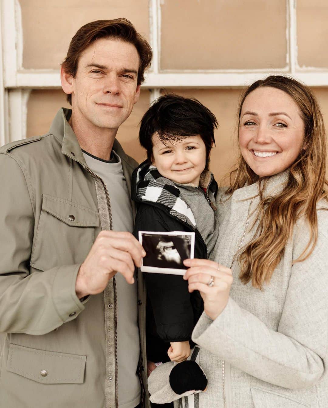 クリスティン・ヒルデブランドのインスタグラム：「Perfect day to drop a love bomb. We’re expecting!! Baby no 2 joining us in July.🥰 . Photos by @clare.ellerbee.photo !」