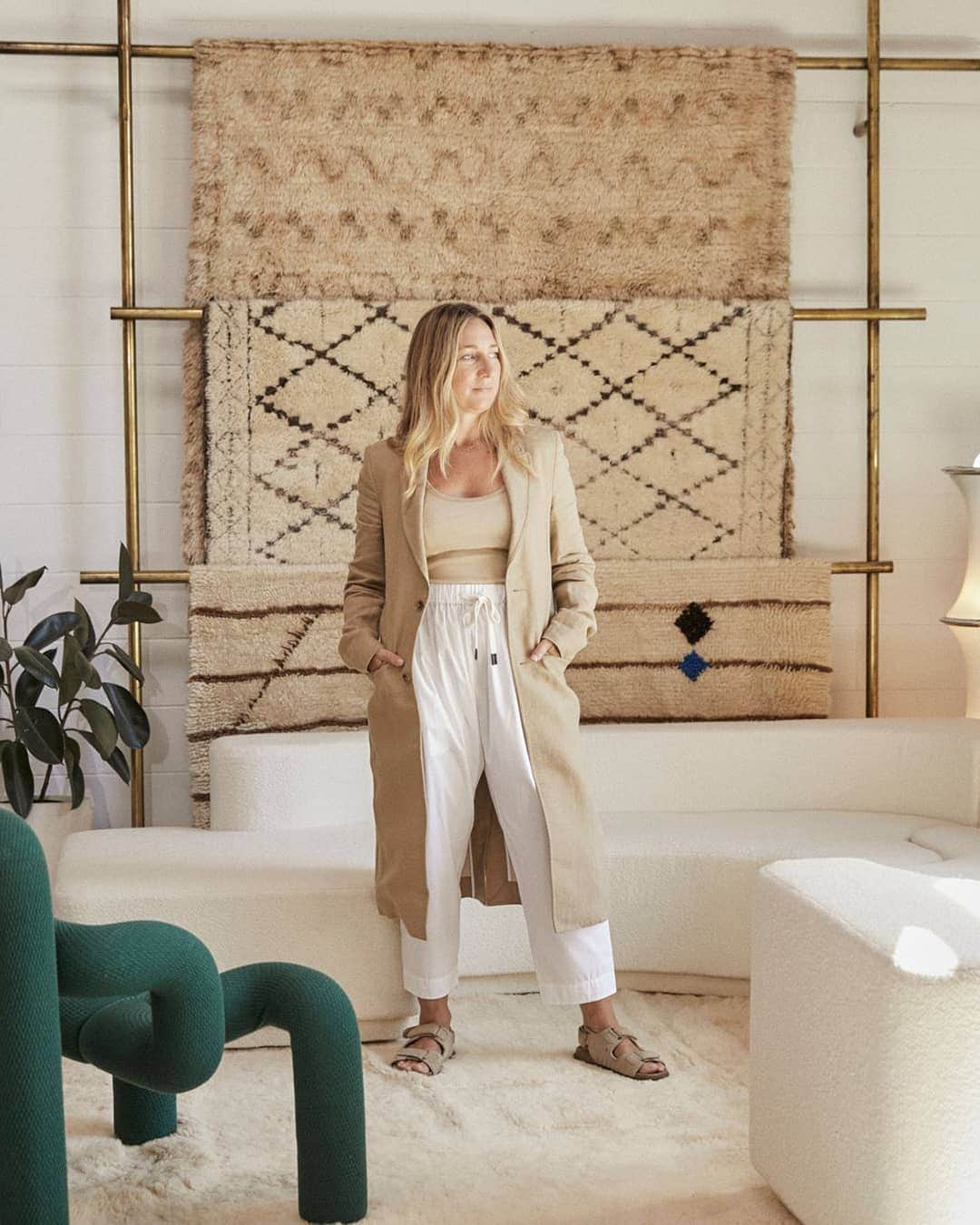 ベイシークのインスタグラム：「danielle mcewan of @tigmitrading wears the linen longerline coat. coming soon. ​ "i like to invest in wardrobe pieces the way that i do furniture; staple pieces that are timeless and create a solid wardrobe foundation." ​ ​read the full feature now on artikle. ​ ​#bassike #artikle」