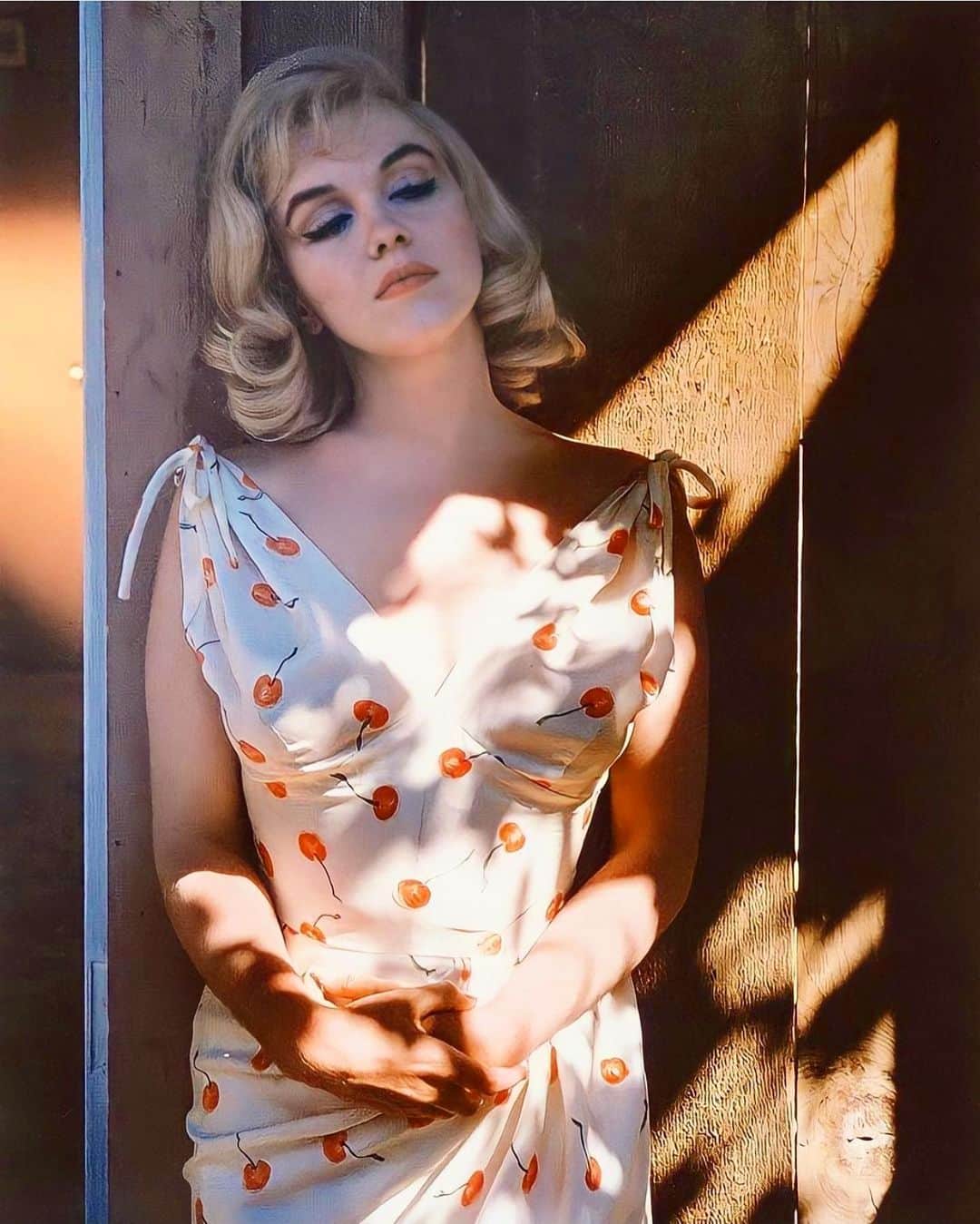 マリリン・モンローのインスタグラム：「This dress on Marilyn ❤️😍 Happy Valentine’s Day everyone! Whether you have a valentine today or not, I wish you to be happy 💖」