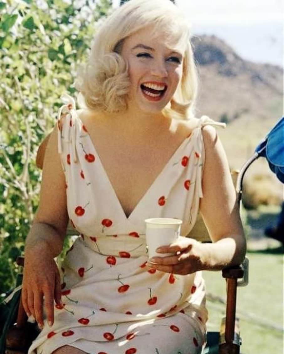 マリリン・モンローさんのインスタグラム写真 - (マリリン・モンローInstagram)「This dress on Marilyn ❤️😍 Happy Valentine’s Day everyone! Whether you have a valentine today or not, I wish you to be happy 💖」2月15日 7時15分 - welovemarilyn