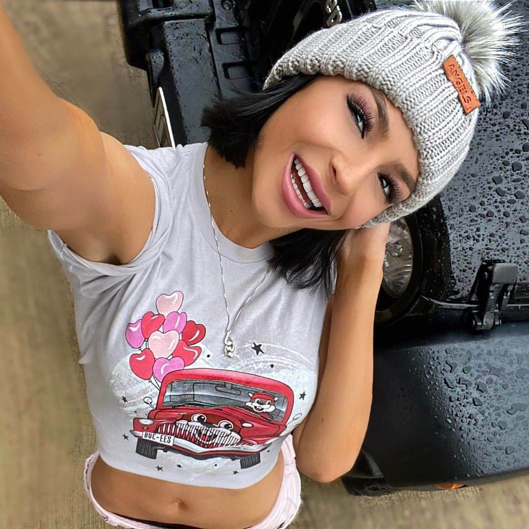Kelly Clelandのインスタグラム：「A Buc-ees kind of Valentine’s Day from Texas to across the globe! 💕 #bucees #valentines #worldwide #love #happyheart #thankful #blessed #texas #staysafe #staywarm @bimmer_angels #beanie  Thank-you for all the Valentine wishes!!」