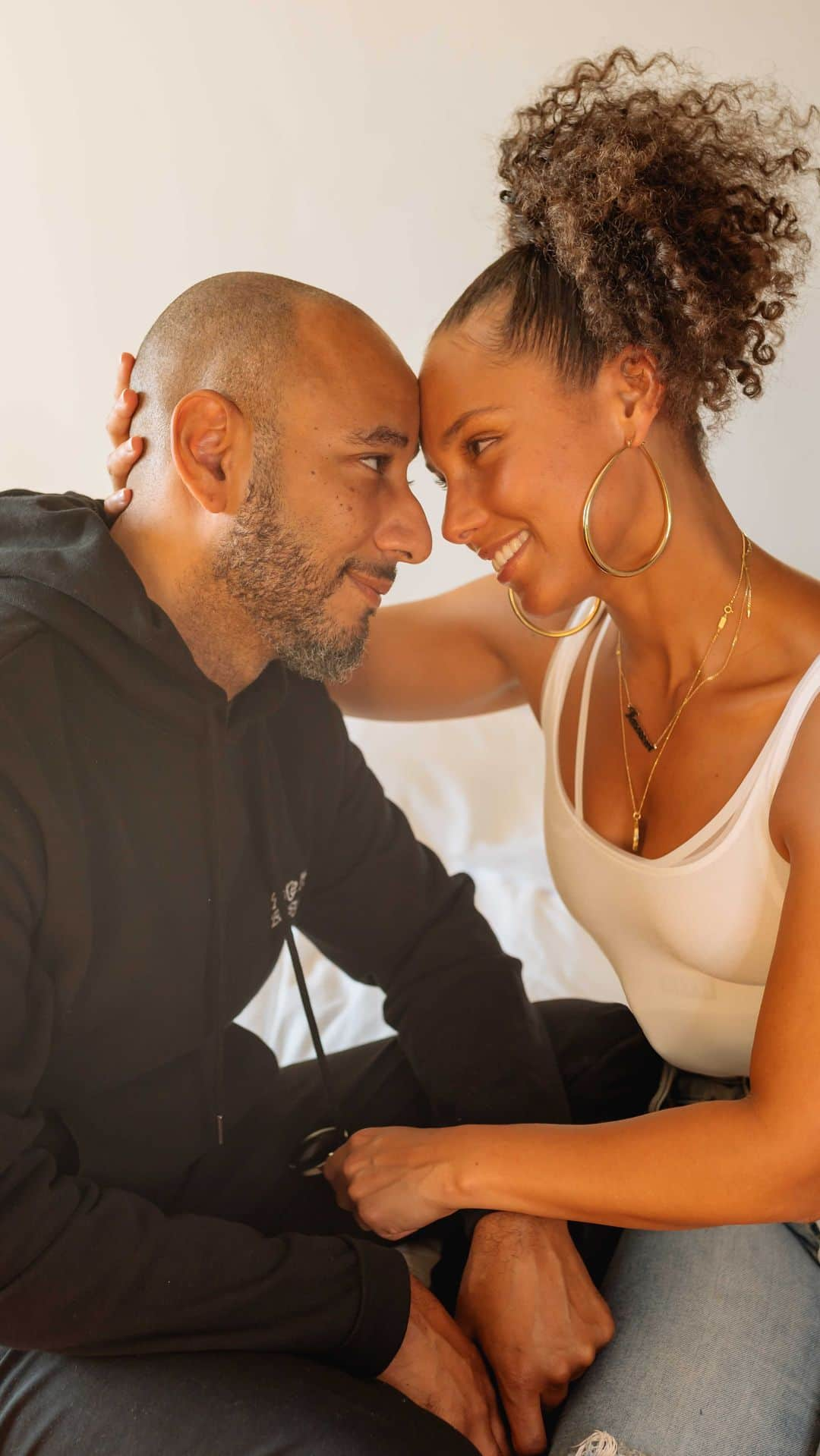 アリシア・キーズのインスタグラム：「Celebrating love everyday!! Just made 💜 to his face!! Sweet things with my baby @therealswizzz 😍😍😍⁣ ⁣ Sending endless love to you and yours!! ⁣ ⁣ Go love on you and the ones you love with some @keyssoulcare offerings officially available in ALL @ultabeauty stores today!!! 🎉🎉🎉🥰🥰🥰」