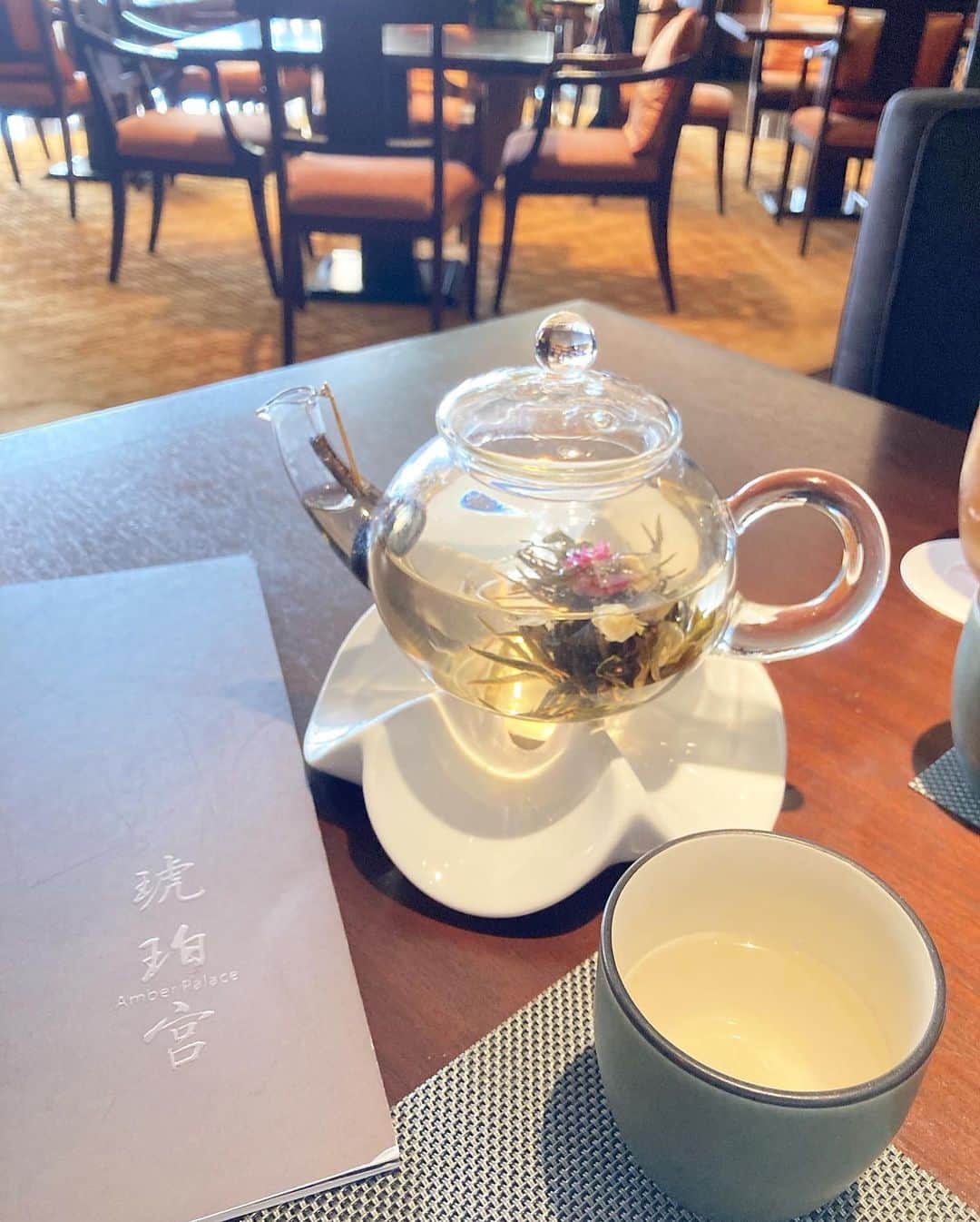 KAORI.OMURA 大村香織さんのインスタグラム写真 - (KAORI.OMURA 大村香織Instagram)「おはようございます🌞 久々に好きな琥珀宮へ☺︎  ・ ただ、思いつきで行ってしまったから、ラストオーダーギリギリに滑り込み1時間で食べたから、お腹パツパツ…美味しかったけども😂 やはり食事は2時間は欲しいね😂 ・ デザート半分だけ残してしまった😂無念😭 ・ ・ お天気の良い日の　@palacehoteltokyo パレスホテルは一段と気が良くて大好きな場所。 ・ 行くと元気になりますよね☺︎ またお天気良い日にお茶にも行こう♡ ・ ・ #パレスホテル#琥珀宮#中華#ホテルランチ #hotel #都内ホテル#ホテル中華#アラフォー#アラフォーライフ#休日ランチ#おすすめのお店」2月15日 7時19分 - kaori.omura